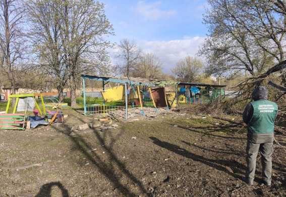 У Запоріжжі уламки КАБу впали на дитячий майданчик (фото)