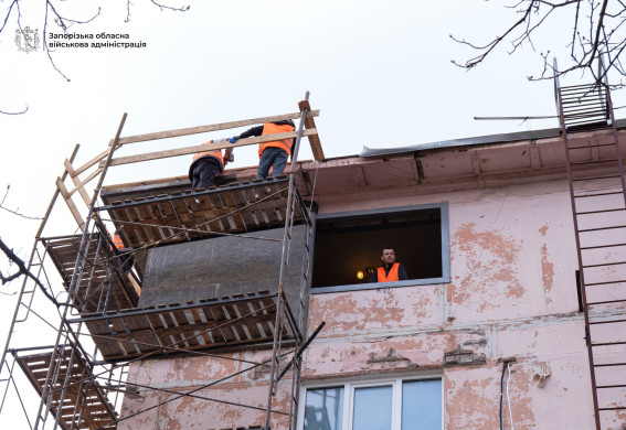 У центрі Запоріжжя відновлюють будинок після удару дрону (фото, відео)