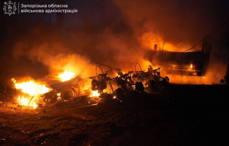 Серія ворожих ударів по Запоріжжю: пошкоджено підприємство, приліт по автостоянці, палає зупинка транспорту (фото, відео)