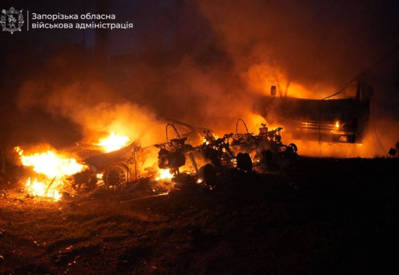 Серія ворожих ударів по Запоріжжю: пошкоджено підприємство, приліт по автостоянці, палає зупинка транспорту (фото, відео)