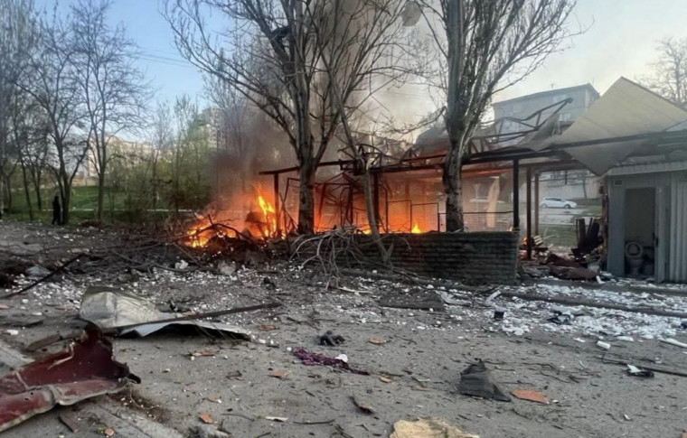 Удар по Запоріжжю в центрі міста: загинула жінка, що була в кіоску (фото, відео)
