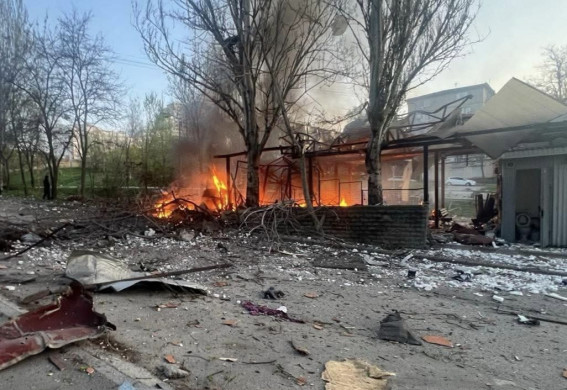 Удар по Запоріжжю в центрі міста: загинула жінка, що була в кіоску (фото, відео)