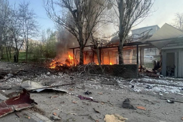 Удар по Запоріжжю в центрі міста: загинула жінка, що була в кіоску (фото, відео)