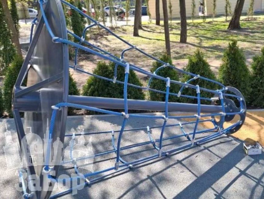 Поламана карусель у сквері Марії Примаченко