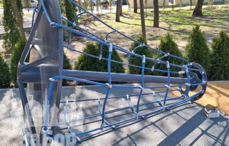 У Запоріжжі на новому дитячому майданчику зламалася карусель (фото, відео)