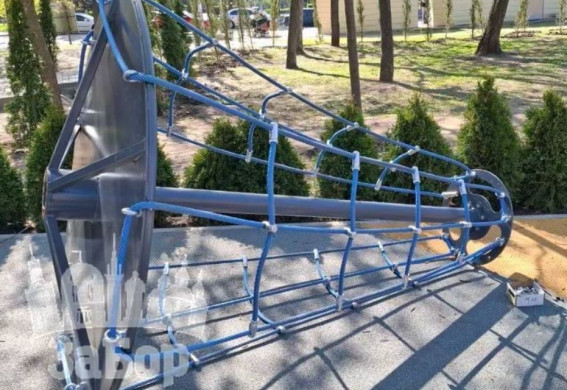 У Запоріжжі на новому дитячому майданчику зламалася карусель (фото, відео)