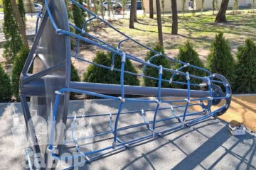 У Запоріжжі на новому дитячому майданчику зламалася карусель (фото, відео)