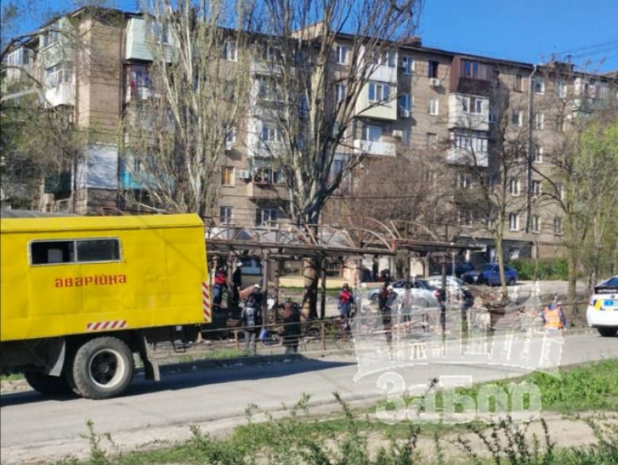 Наслідки удару по кіоску в Запоріжжі  15.04.026