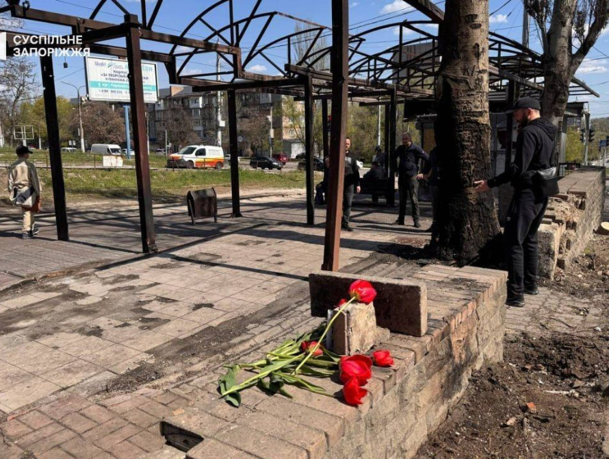 Стихійний меморіал на місці загибелі жінки у Запоріжжі