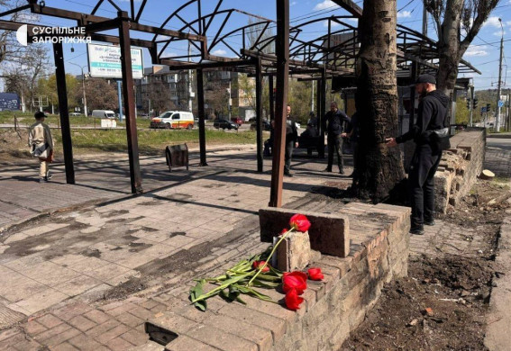 Запоріжці несуть квіти до кіоску, де загинула жінка