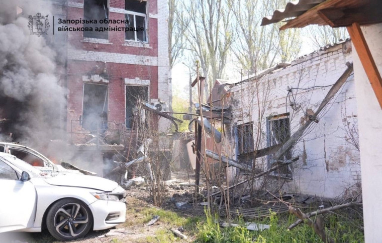 У Запоріжжі в одному із районів зафіксовано щонайменше три влучання (фото, відео)