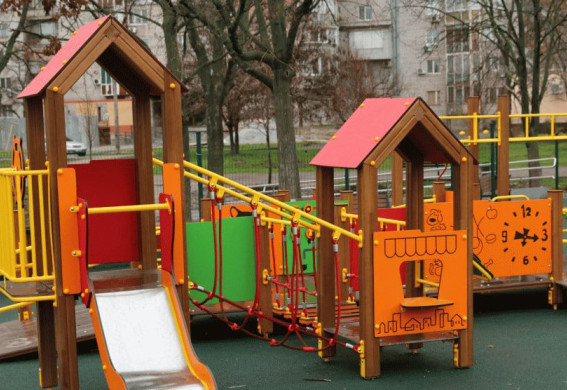 У Запоріжжі завершують створення четвертого інклюзивного спортивного майданчика (відео)