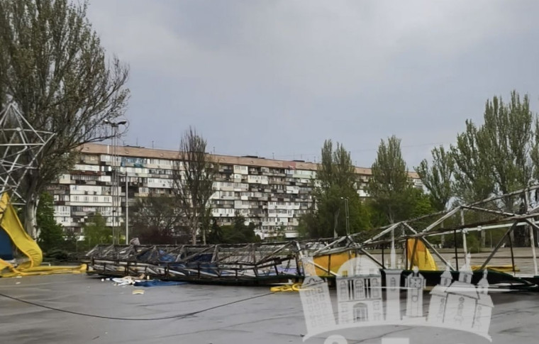Негода вирує в Запоріжжі вітер валить дерева, поламав арку на Фестивальній, зірвав дах з будинку на Металургів (відео)