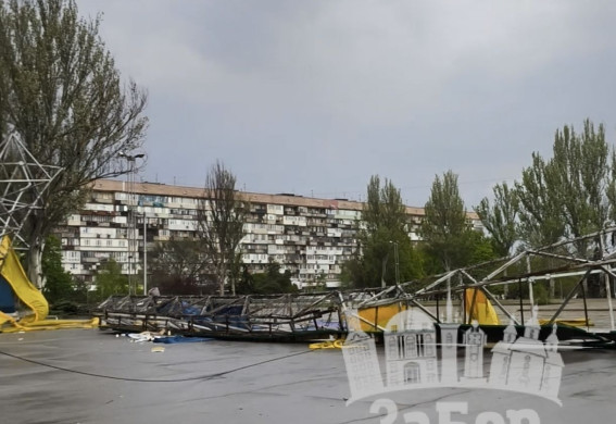 Негода вирує в Запоріжжі вітер валить дерева, поламав арку на Фестивальній, зірвав дах з будинку на Металургів (відео)