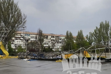 Негода вирує в Запоріжжі вітер валить дерева, поламав арку на Фестивальній, зірвав дах з будинку на Металургів (відео)