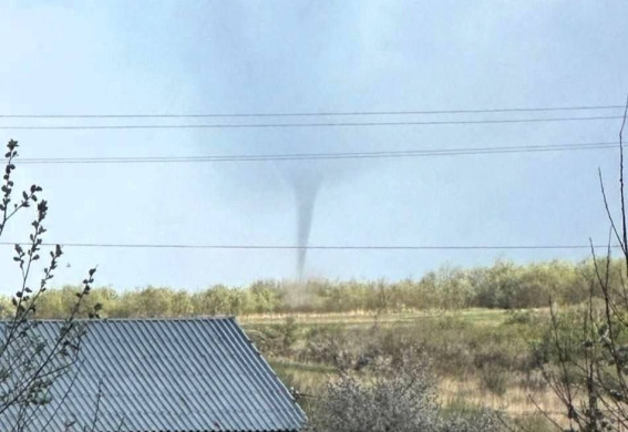 Буревій, град, сніг і пилові бурі: наслідки негоди в Запоріжжі та Україні