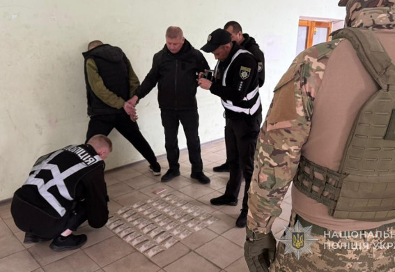 У Запоріжжі чоловіки продавали протитанковий гранатомет та гранати (фото)