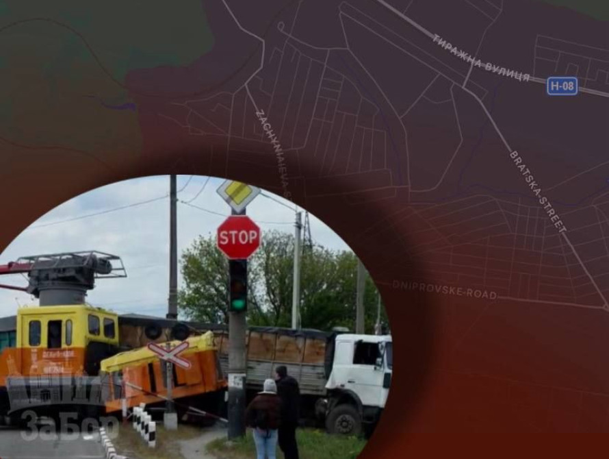 Колаж: зіткнення фури із потягом у Запоріжжі