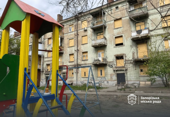 У Запоріжжі відновлюють дитячий майданчик після удару шахеду (фото)