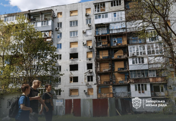 У Запоріжжі відновлюють багатоповерхівку після ракетного удару (фото, відео)