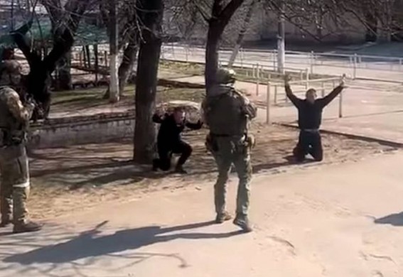 На блокпосту в Васильевке оккупанты похитили сына главы Запорожского района (видео)