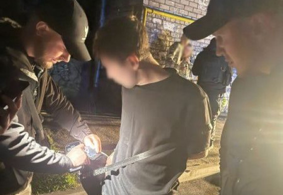 Побив та забрав телефон: у Запоріжжі чоловік пограбував дитину