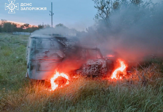У передмісті Запоріжжя через російські обстріли спалахнула пожежа: горіли авто (фото)