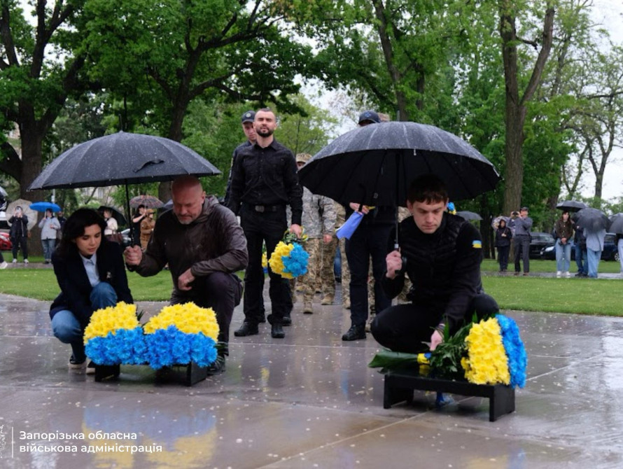 Вшанування пам'яті загиблих бійців біля Дерева пам'яті