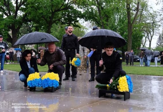 У Запоріжжі на «Дереві пам’яті» з’явилися ще 85 дзвіночків на честь полеглих Захисників (фото)