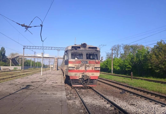 Росіяни вдарили по електричці: подробиці атаки на Вільнянськ (фото)
