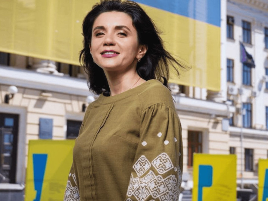 Регіна Харченко на фоні мерії
