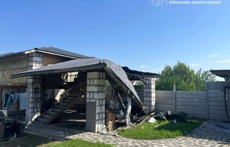 У Запоріжжі внаслідок обстрілу виникла пожежа у приватному секторі (фото)