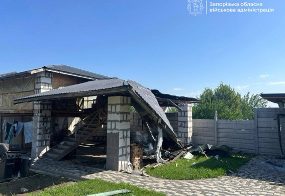 У Запоріжжі внаслідок обстрілу виникла пожежа у приватному секторі (фото)