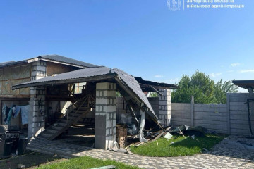 У Запоріжжі внаслідок обстрілу виникла пожежа у приватному секторі (фото)