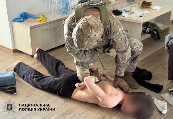 У Запоріжжі викрили шахраїв, які видавали себе за податківців та виманили у підприємців 700 тисяч гривень (фото)