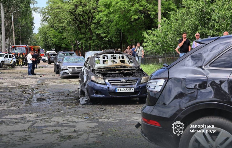 У Запоріжжі внаслідок російського удару є поранені та горять автівки
