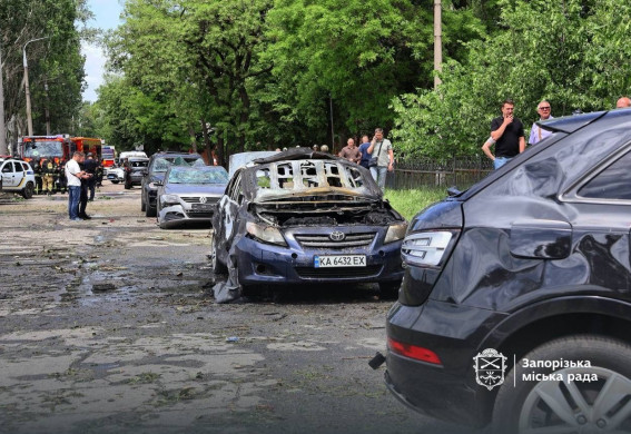 У Запоріжжі внаслідок російського удару є поранені та горять автівки