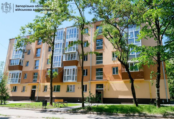 У Запоріжжі завершили відбудову багатоповерхівки, яка тричі зазнавала пошкоджень через обстріли (фото)