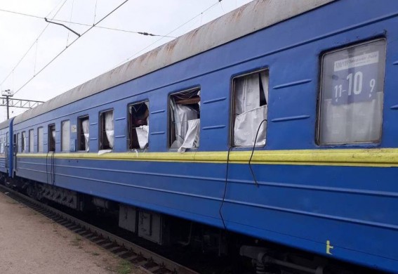 Поезд Запорожье-Львов пострадал от взрывной волны: в 4-х вагонах выбиты окна (фото)