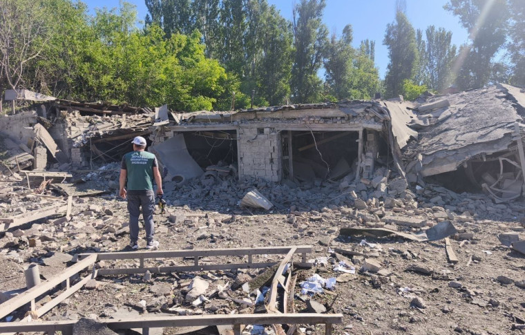 Через нічний обстріл у Запоріжжі пошкоджено вже 17 будинків, екологи фіксують масштабне засмічення земель (фото)