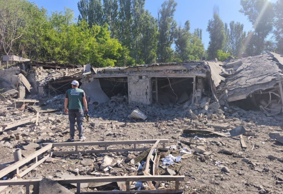Через нічний обстріл у Запоріжжі пошкоджено вже 17 будинків, екологи фіксують масштабне засмічення земель (фото)