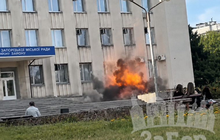 У Запоріжжі біля райадміністрації вибухнув російський FPV-дрон: пошкоджено будівлю (відео)
