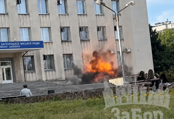 У Запоріжжі біля райадміністрації вибухнув російський FPV-дрон: пошкоджено будівлю (відео)