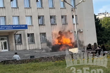 У Запоріжжі біля райадміністрації вибухнув російський FPV-дрон: пошкоджено будівлю (відео)