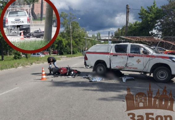 У Запоріжжі в аварії під колесами авто загинув молодий мотоцикліст: шукають свідків смертельного ДТП