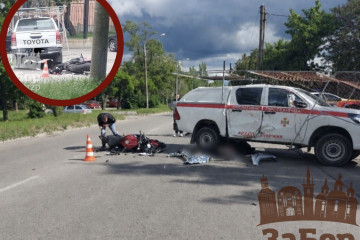 У Запоріжжі в аварії під колесами авто загинув молодий мотоцикліст: шукають свідків смертельного ДТП