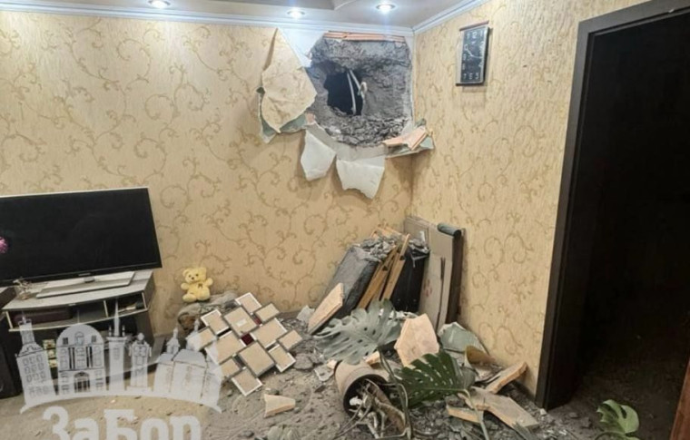 Росіяни вдарили дроном по багатоповерхівці у Запоріжжі: БПЛА пробив стіну будинку (фото, відео)