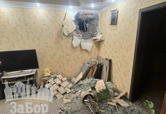 Росіяни вдарили дроном по багатоповерхівці у Запоріжжі: БПЛА пробив стіну будинку (фото, відео)