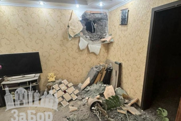 Росіяни вдарили дроном по багатоповерхівці у Запоріжжі: БПЛА пробив стіну будинку (фото, відео)