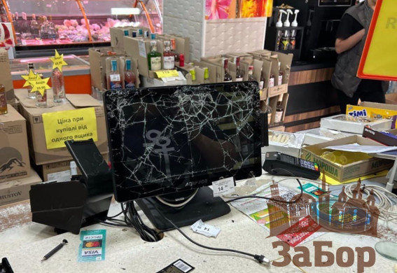 У Запоріжжі пенсіонер з молотком розтрощив майно у двох магазинах